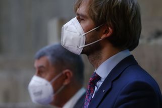 Soud zrušil povinné nošení respirátorů a roušek úplně všude - Novinky